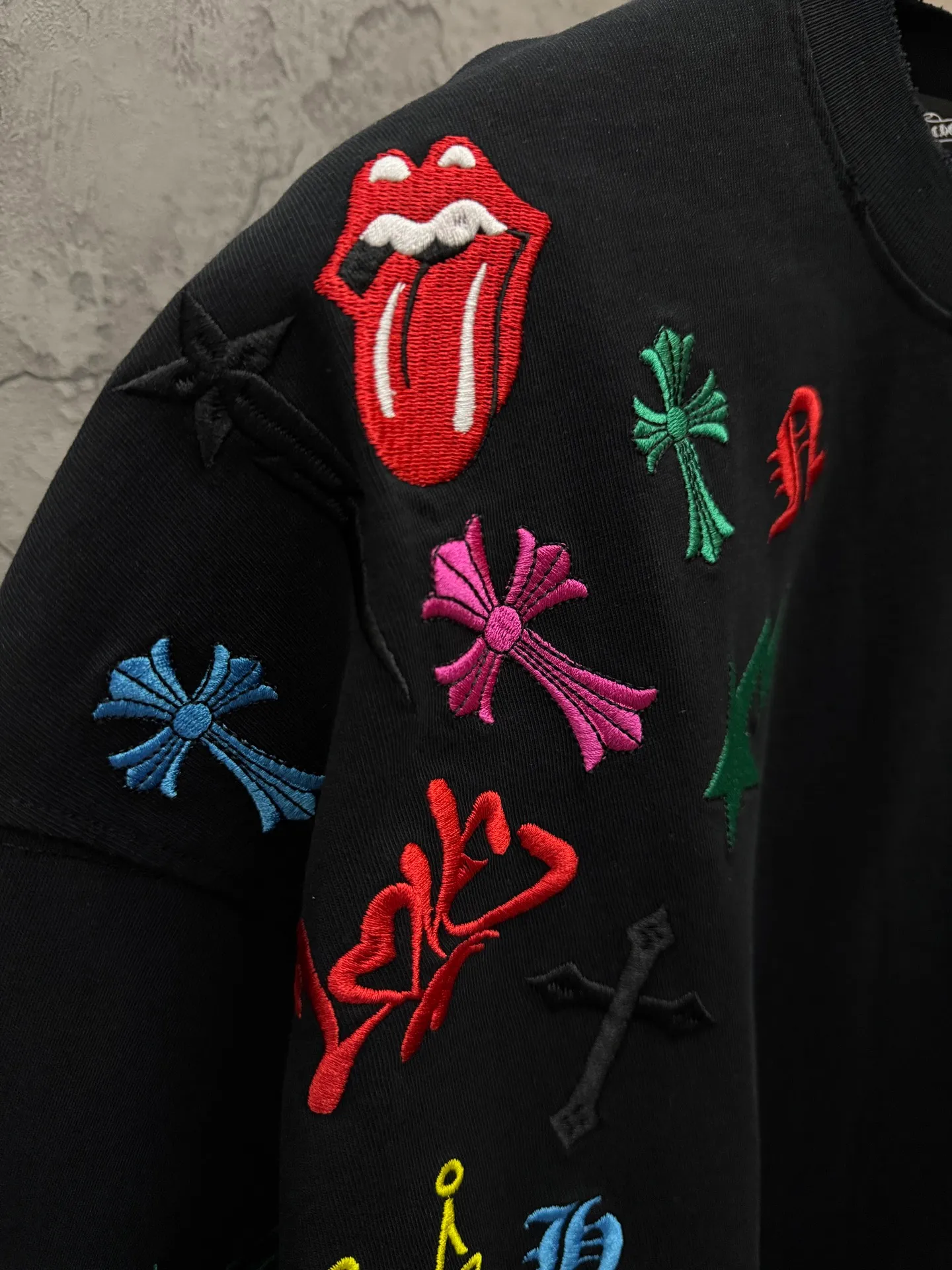 P240 top version, real shot without P, ​​different from market currency) 𝗖𝗵𝗿𝗼𝗺𝗲 𝗛𝗲𝗮𝗿𝘁𝘀/Cro Heart 2026 Spring New Original Single Counter American Color Thread Embroidery Couple Short Sleeves 👑The highest version! Customized fabric 320 grams, best-selling model at the counter, very comfortable to wear. Accessories: original molded and authenticated collar label ➕ 100% silk wash water label. Genuine purchase-grade original hangtag➕matching hanging rope➕3D hanging beads➕original packaging bag. Craftsmanship: The original version has consistent wiring! The highest version of the armhole matching technique! Color: White Black Size: S M L XL Style No.: 5211